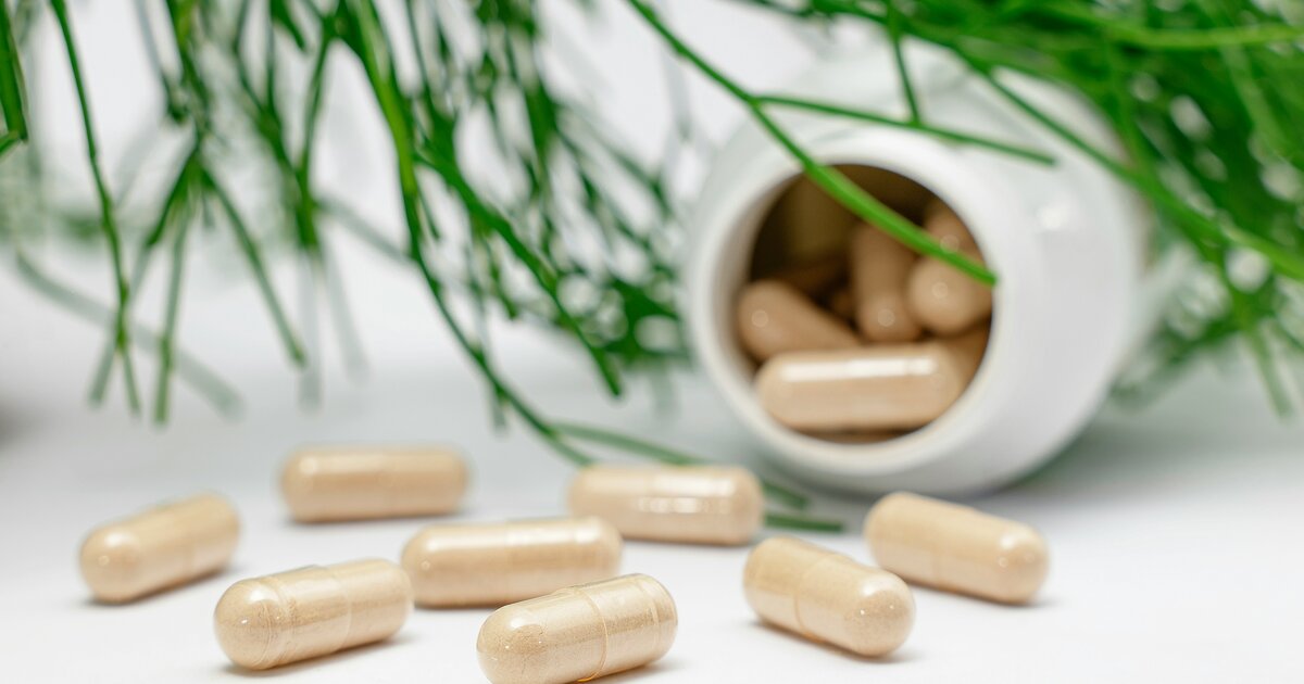 Cápsulas e frascos de suplementos: berberina virou hype como Ozempic natural — o que diz a ciência